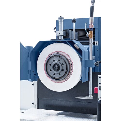 The spindle features  pre-tensioned bearings  to ensure high accuracy  and a smooth run.