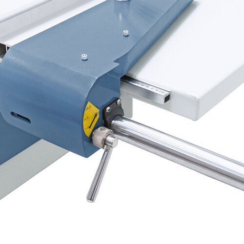Parallel fence with micrometric fine adjustment can be used for cutting widths up to 1295 mm.