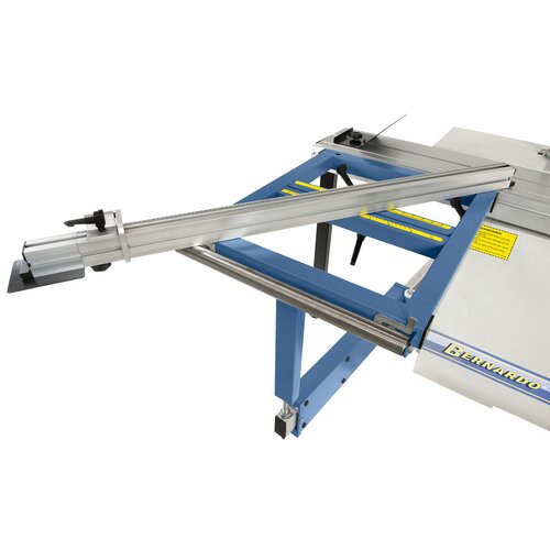 The steplessly tiltable telescopic fence (2x 45°) can be mounted at the front or rear of the square  table.