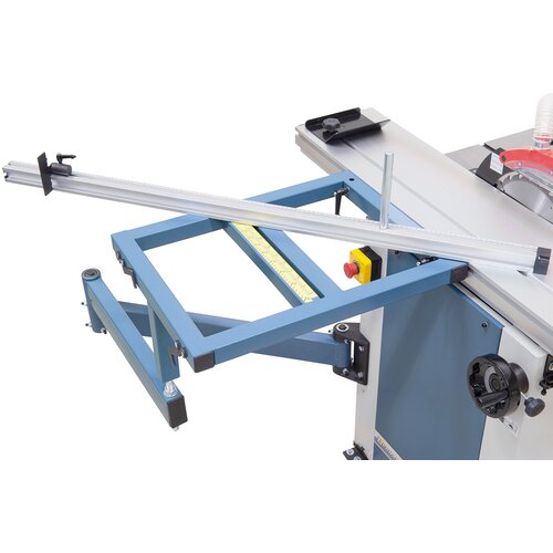 Amply sized square table, the steplessly tiltable aluminium fence (2x 45°) can be mounted on the front or rear.