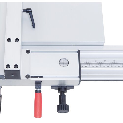 The magnifying glass on the rip fence ensures an easy read out of mm-scale hence allowing precise adjustment of cutting width. 