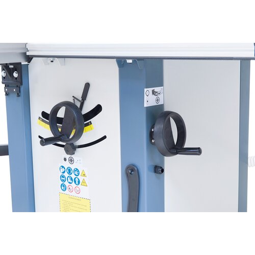 Ergonomically arranged handwheels on 
machine body allow for saw unit adjustment.