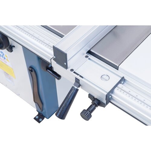 The magnifying glass on the rip fence ensures an easy read out of mm-scale hence allowing precise 
adjustment of cutting width. 