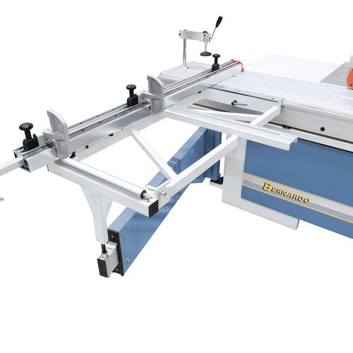 Longitudinal stop usable on both sides  and guarantees precise adjustment of  cutting width on telescopic fence.