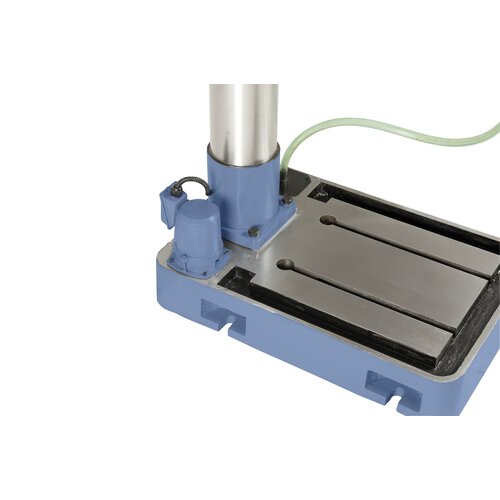 Well executed machine base features integrated coolant pump (7 l volume, 6 l/min output).