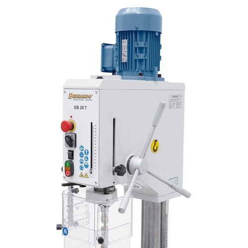 Ergonomically arranged handles guarantee smooth spindle feed.