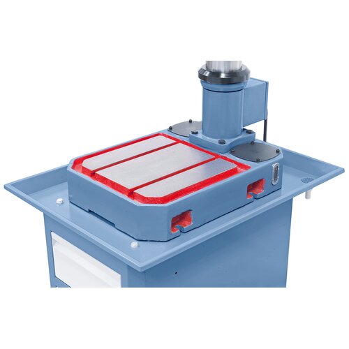 Solid and large machine base features T-slots