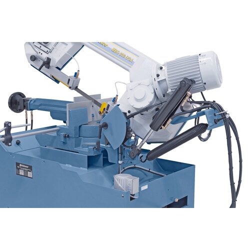 Sériově vybaveno hydraulickým válcem pro plynulé spouštění rámu pily a automatickým koncovým vypnutím po ukončení řezání materiálu