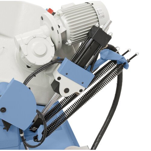 Sériově vybaveno hydraulickým válcem pro plynulé spouštění rámu pily a automatickým koncovým vypnutím po ukončení řezání materiálu.
