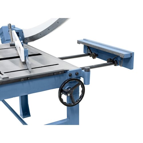 Verstellbarer Hinteranschlag (0 - 585 mm), einstellbar mittels Handrad an der Vorderseite.