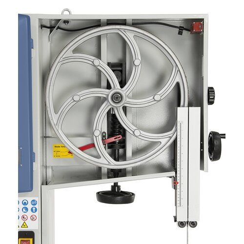 The desired cutting speed is  adjustable with a V-belt at  the lower flywheel.
