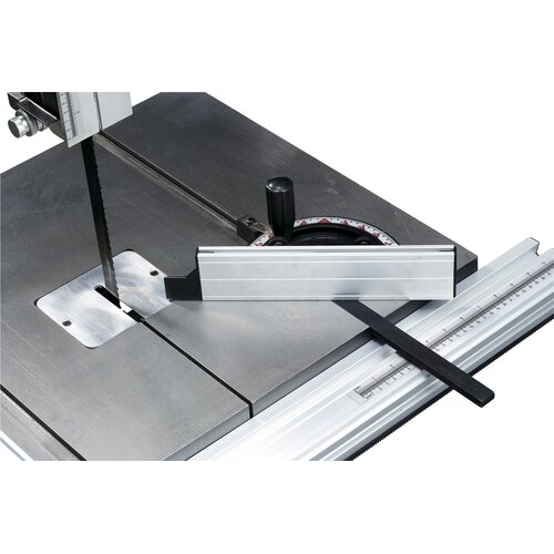 Amply sized working table with grounded surface and T-slot for the mitre fence (standard)