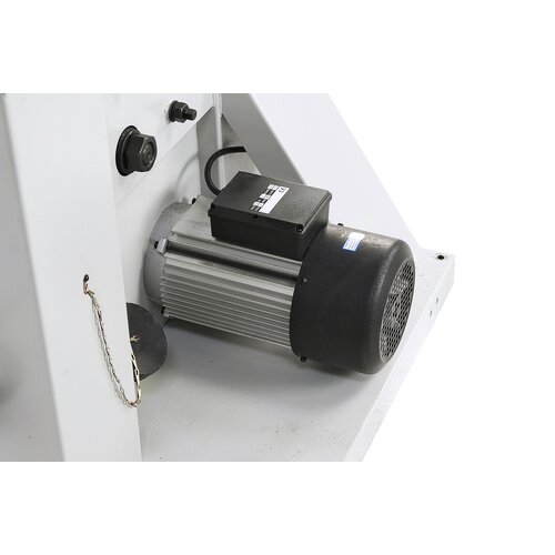 Hnací motor s vysokým točivým momentem i při trvalém provozu, odvod třísek je proveden hrdlem odsávání prům. 100 mm.