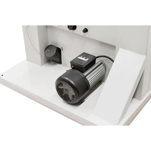 Motor de accionamiento con fuerza de arrastre, incluso con uso extendido; retirada de virutas óptima mediante el conector de aspiración con un diámetro de 100 mm.