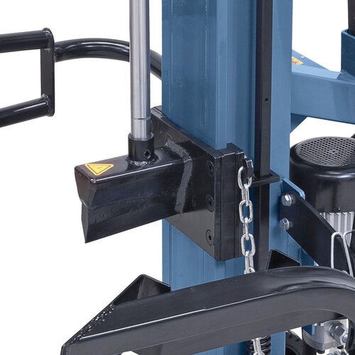 Large splitting wedge 
features solid, durable plastic guide.