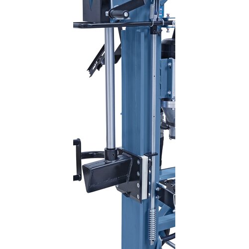 Large splitting wedge 
features solid, durable 
plastic guide.