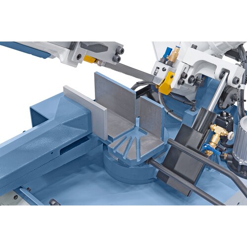 Tilting saw arm for mitre cuts up to 45º. 