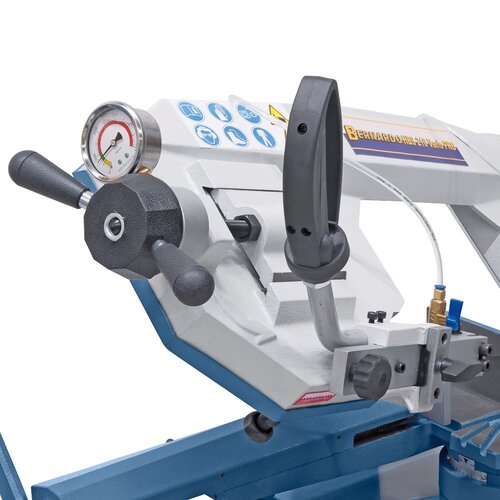Optimal adjustment of the blade tension via a manometer.