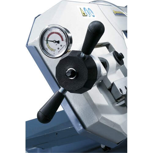 Serially equipped manometer ensures optimal adjustment of the blade tension.