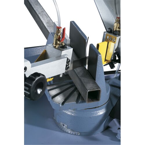 For mitre cutting the saw frame tilts 90° to 60°.