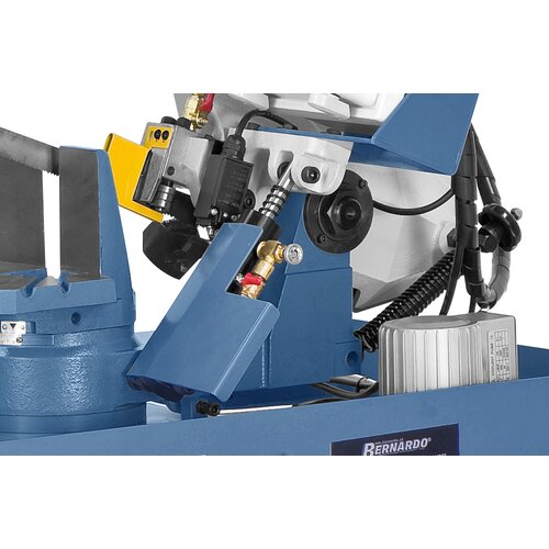 Serially equipped with a hydraulic cylinder for sensitive lowering of the saw frame.
