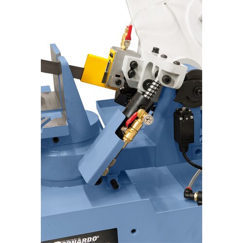 Hydraulic cylinder for stepless lowering of the saw frame comes standard.
