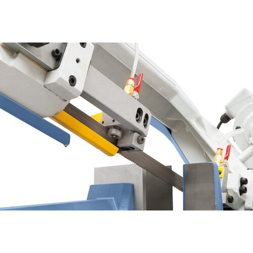 Combined roll-carbide guiding prevents excessive wear of the bandsaw blade.