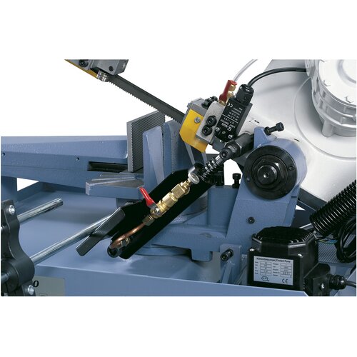 Serially equipped with a hydraulic cylinder for sensitive lowering of the saw frame.