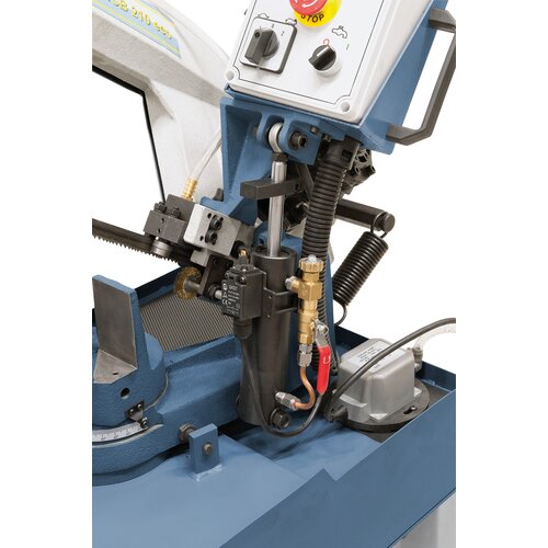Hydraulický válec umožňuje  plynulé spouštění ramene pily