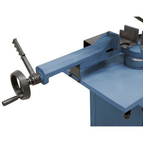 The large cast iron vice comes with quickadjustment - optimal for serial section.
