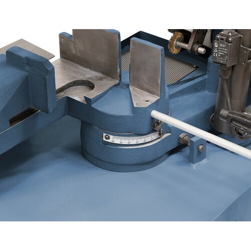 Tilting saw arm for mitre cuts up to 60º. 