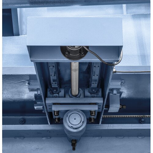 Bakanslag standard med kulespindler for økt presisjon.