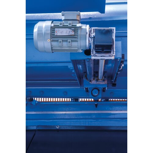 Backgauge with ball screw for 
increased accuracy.