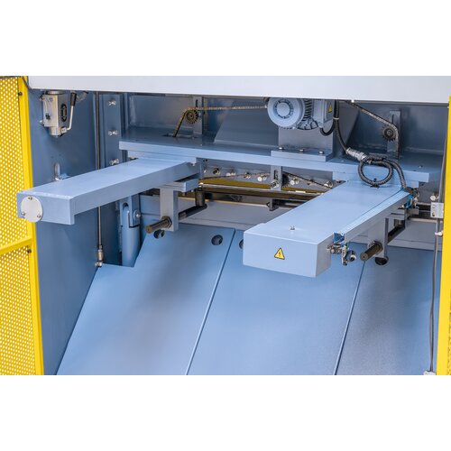 Standard with motorized backgauge, adjustable from von 0 - 700 mm.