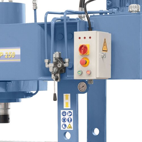 A sensitive feeding and stopping of the piston is ensured by special lever.