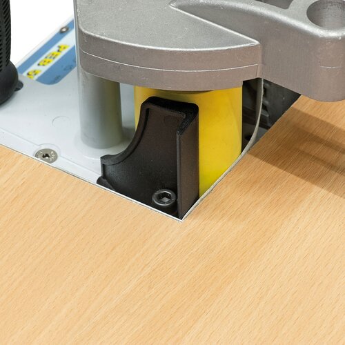 Standard with guide plate for attaching the edge material in corners.