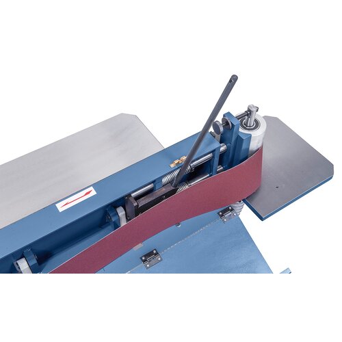 Quick clamping-device allows for user-friendly change of sanding belt.