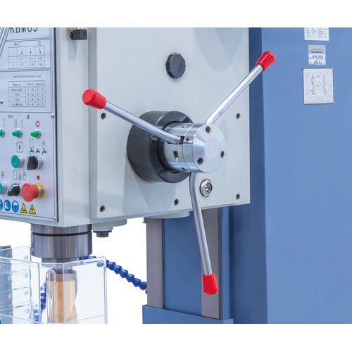 Hvězdicová rukojeť k ručnímu posuvu pinoly, spojková páka pro automatický posuv. Vrtací hlava s přehledně uspořádanými všemi ovládacími a obslužným prvky.