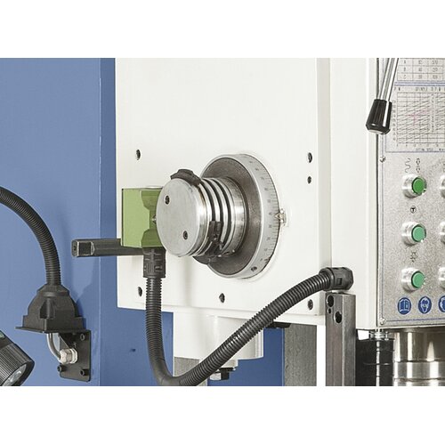Tapping device featuring rapid and working feed and back stroke