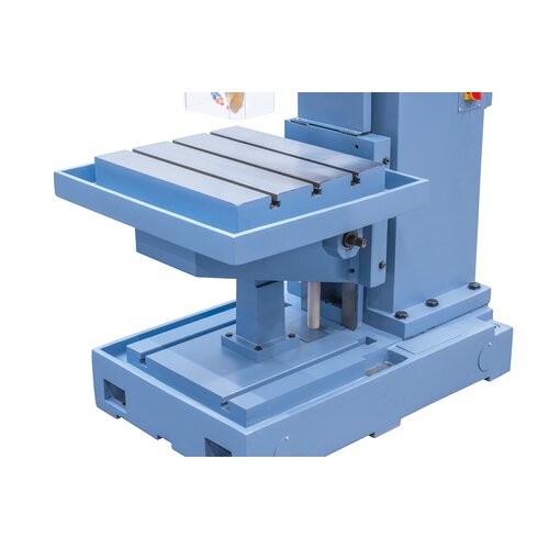 Velký a masivní pracovní stůl s přesně opracovaným povrchem.