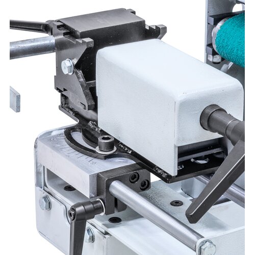 Ønsket slipevinkel avleses ved hjelp av en skala.