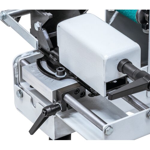 Ønsket slipevinkel avleses ved hjelp av en skala.