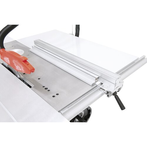 Parallel fence features quick and fine adjustment for a cutting width up to 700 mm.