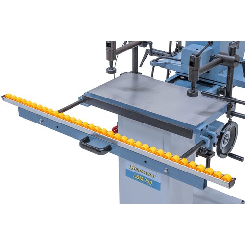 The standard extractable table extensions facilitate the processing of large  workpieces.