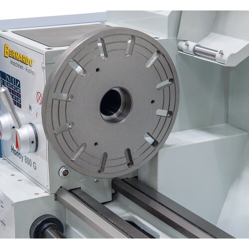 Pour le bridage de pièces aux formes  spécifiques, la machine peut être équipée d‘un flasque de montage de 250 mm