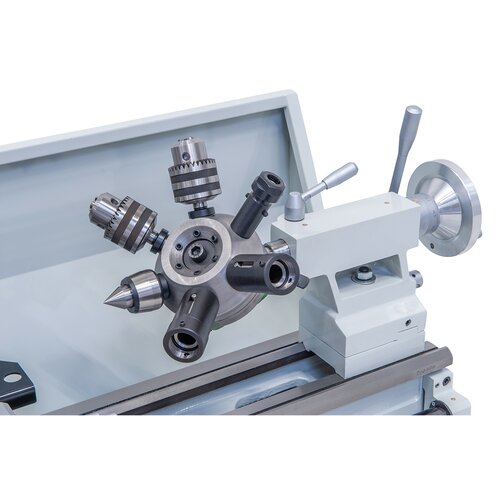 La machine peut être équipée d‘une tête revolver pour un  travail économique