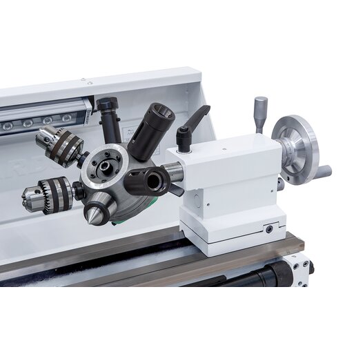La machine peut être équipée d‘une tête revolver pour un travail économique