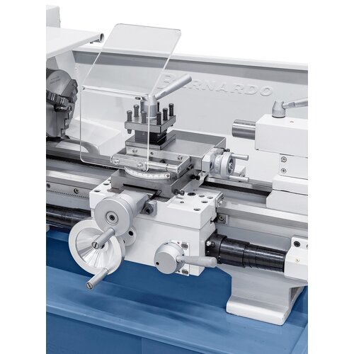 Precise and smoothly-running apron with top support, long life span due to adjustable gibs.