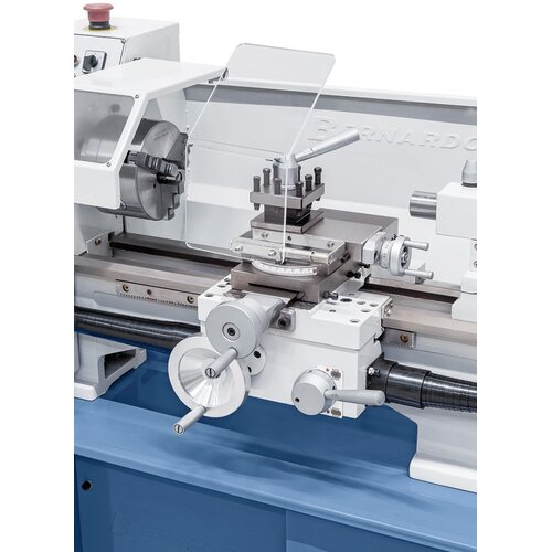 Precise and smoothly-running apron with top support, long life span due to adjustable gibs.