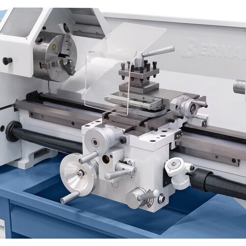 Ergonomically arranged control elements for easy adjustment of longitudinal and cross feed.